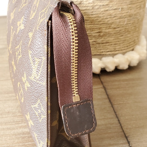 Authentic Louis Vuitton Toiletry 19 in Monogram - Picture 3 of 16